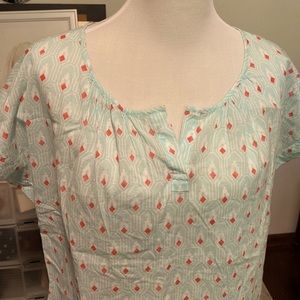 CARVE DESIGNS by Titlenine 100% organize cotton cap sleeved top. V notch neck.